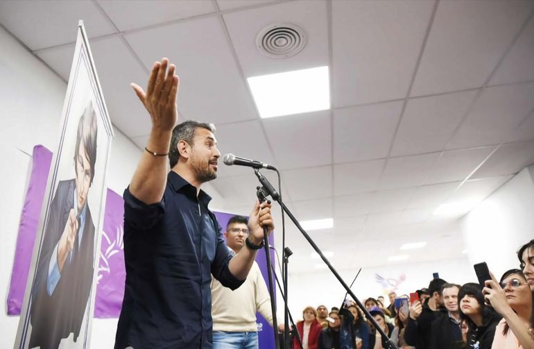 Martín Menem con Jairo Guzmán en la apertura del local de LLA en Río Gallegos: el presidente de la Cámara de Diputados sufrió un escrache al llegar. Martín Menem con Jairo Guzmán en la apertura del local de LLA en Río Gallegos: el presidente de la Cámara de Diputados sufrió un escrache al llegar.
