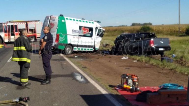 Siete muertos tras un choque entre una ambulancia y una camioneta