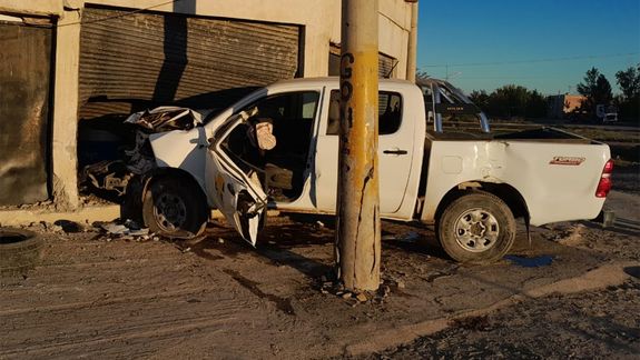 Camioneta de una empresa constructora se incrustó en una gomería