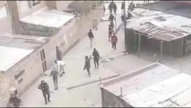 Video: violentos enfrentamientos en una villa porteña