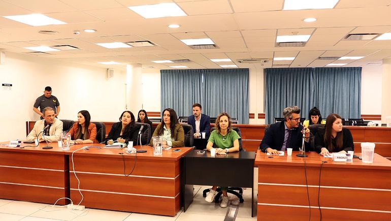 Solo las partes podrán participar en la audiencia de cesura. Solo las partes podrán participar en la audiencia de cesura.