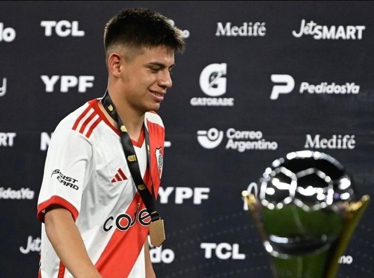 Echeverri levantó su segundo trofeo con el Millonario. Echeverri levantó su segundo trofeo con el Millonario.