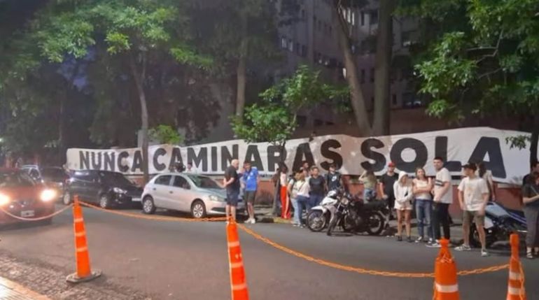 Los militantes kirchneristas hacen vigilia frente al Sanatorio Otamendi, donde está internada Cristina Kirchner. Los militantes kirchneristas hacen vigilia frente al Sanatorio Otamendi, donde está internada Cristina Kirchner.