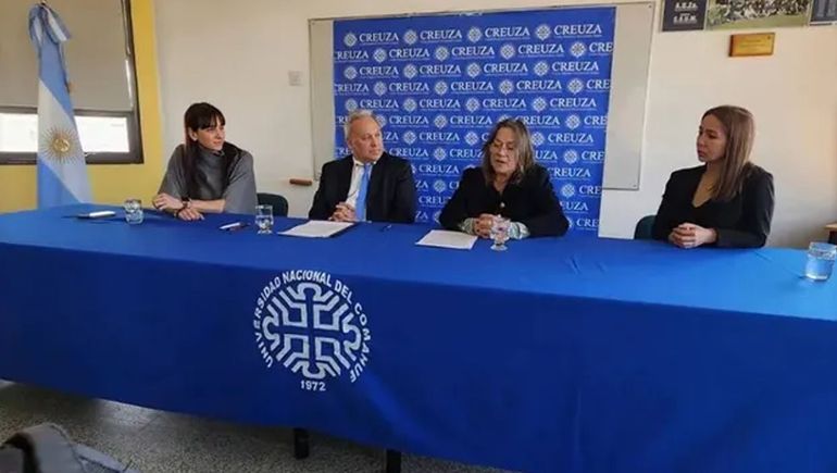 La firma del acuerdo para la cesión del inmueble de Cormine.