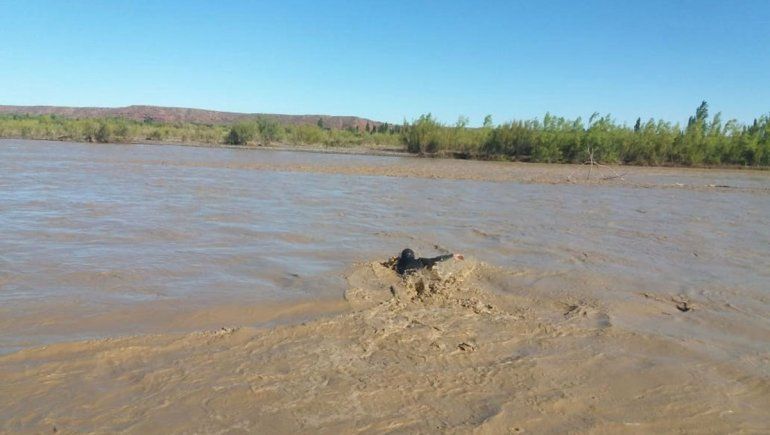 Continúa la búsqueda del jinete que se llevó el río Neuquén