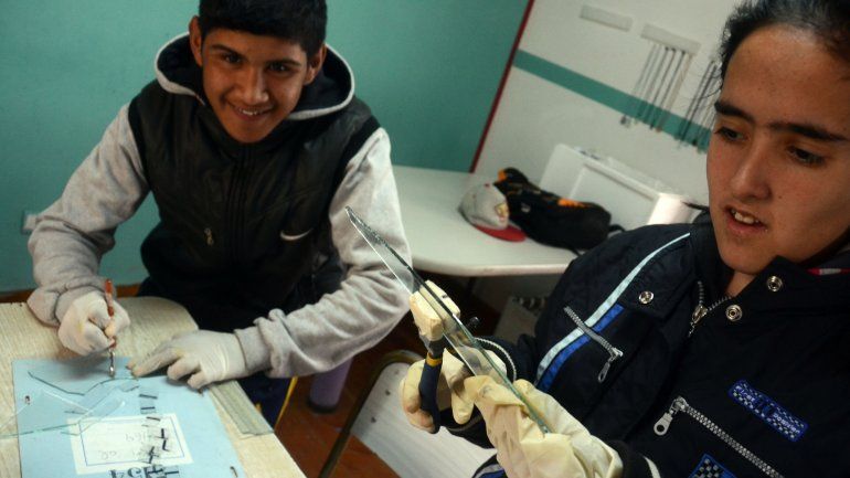 Alumnos de la Escuela Especial Laboral 2 de Neuquén aprenden distintos oficios como la vitrofusión