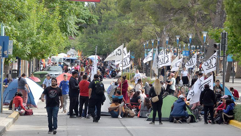Acampe en pleno centro, caos de tránsito y presencia de líder piquetero nacional