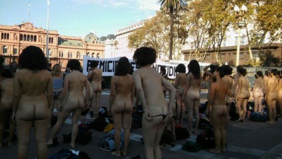 se desnudaron frente a casa rosada en repudio a los femicidios