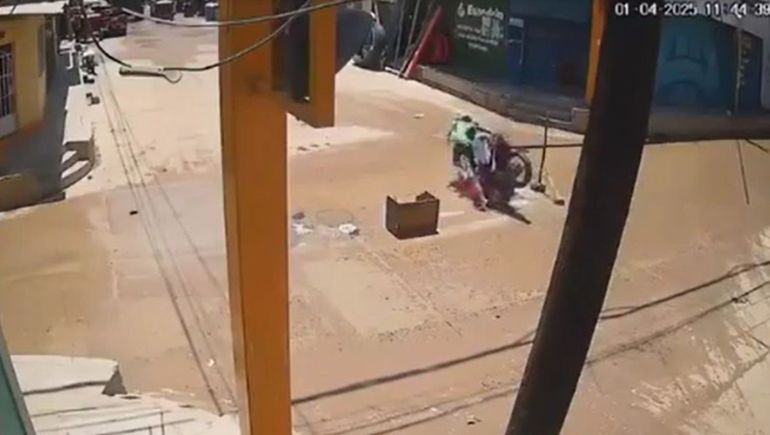 Tanto el conductor de la moto como su acompañante reaccionaron a tiempo y se salvaron de caer al pozo.