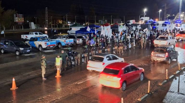 Docentes de Unter protestan en los puentes carreteros, con presencia de Gendarmería
