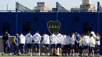 Román les habló a los jugadores para trasmitirles calma de cara superclásico del domingo. Román les habló a los jugadores para trasmitirles calma de cara superclásico del domingo.