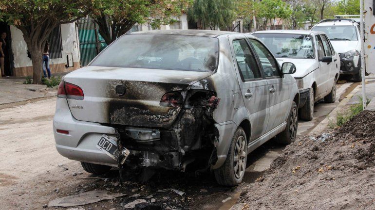 Así quedaron los autos que atacó el pirómano de Cipolletti.