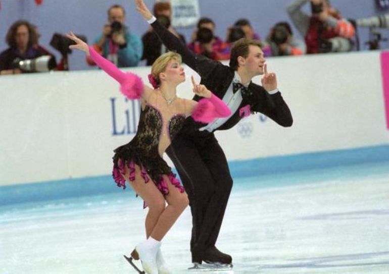 Los campeones mundiales de patinaje artístico y entrenadores de la selección de Rusia, Evgenia Shishkova y Vadim Naumov, viajaban en el avión que chocó con el helicóptero en Washington.