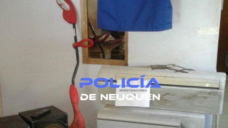 Parte de los equipos que recuperó la Policía durante un allanamiento.