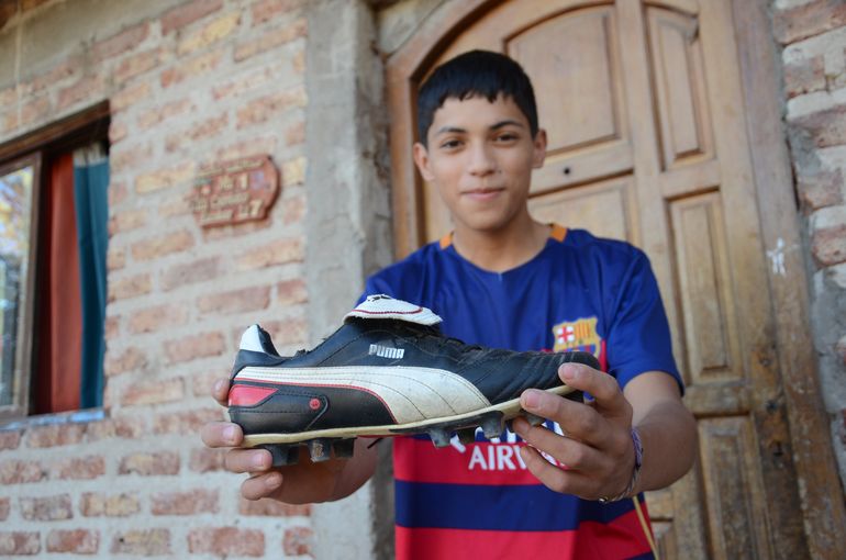 Nicolás Escobar tiene 15 años y juega en las formativas de Maronese. A mediados de marzo recibió un par de botines donados por el ex jugador Manuel Aspra.