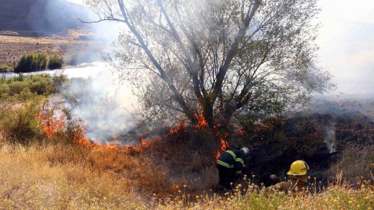 Una familia se salvó de milagro tras incendiarse por completo su auto