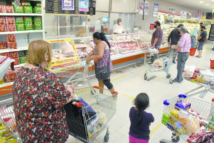 El mostrador y las góndolas de la carnicería son de los rubros más demandados en los súper neuquinos.