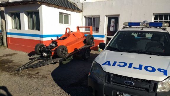 Se filmaban haciendo trompos con un karting y cayó la policía