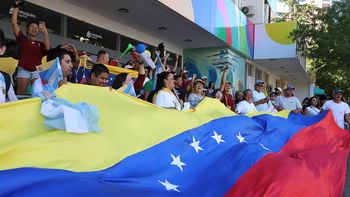 en 19 fotos: asi marcharon los venezolanos en neuquen en 19 fotos: asi marcharon los venezolanos en neuquen