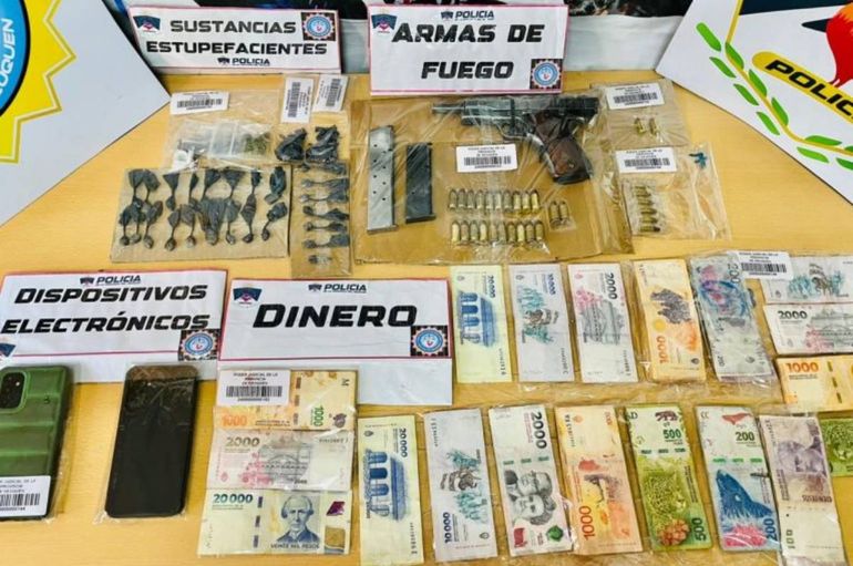 Microtráfico de drogas en una casa: encontraron drogas, dinero y armas