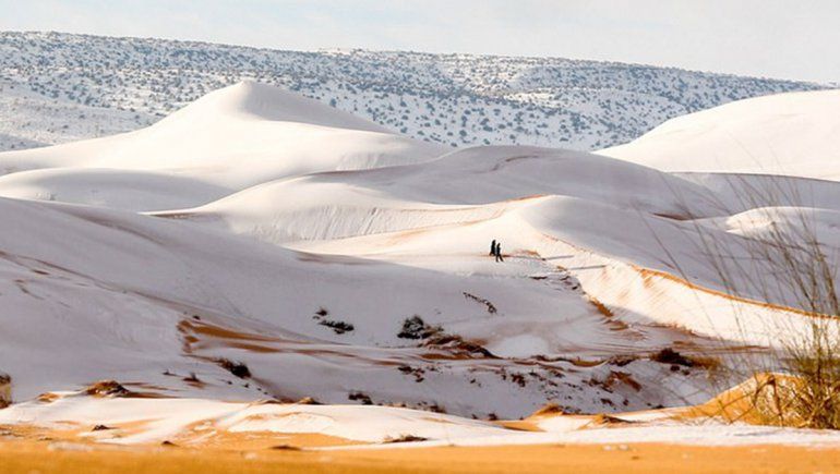 Un temporal histórico cubrió de nieve al desierto de Sahara