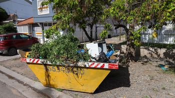 La dueña de la casa denuncia que nadie se hace cargo del volquete con basura en la puerta de su casa. La dueña de la casa denuncia que nadie se hace cargo del volquete con basura en la puerta de su casa.