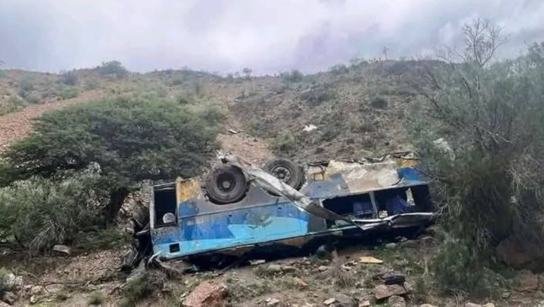 Un ómnibus cayó por un barranco de 800 metros en Bolivia por responsabilidad del conductor