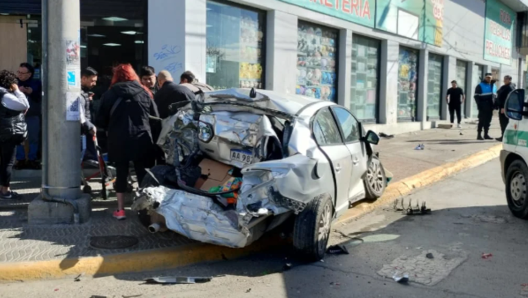 El auto que se llevó la peor parte en el choque múltiple que causó el colectivo. El auto que se llevó la peor parte en el choque múltiple que causó el colectivo.