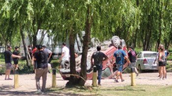 Un joven conductor protagonizó un vuelco en el balneario Gatica / Foto Gentileza Un joven conductor protagonizó un vuelco en el balneario Gatica / Foto Gentileza