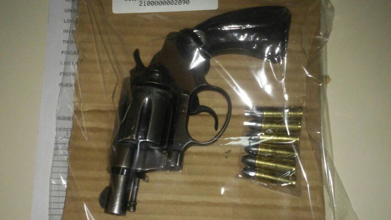 El arma calibre 38 fue descartada en la huida. El dinero