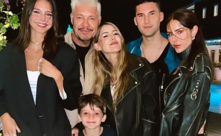 El conductor junto a sus hijos Juanita