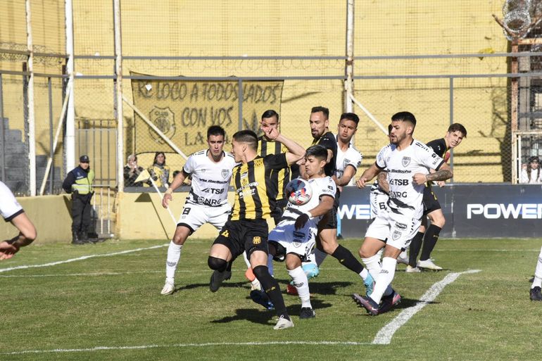 Olimpo superó a Cipolletti en Bahía Blanca.