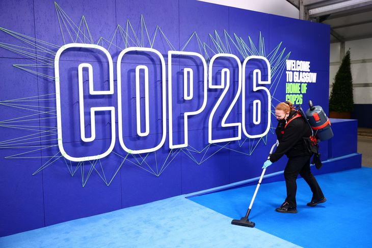 Una empleada limpia antes de la llegada de los líderes para la Conferencia de las Naciones Unidas sobre el Cambio Climático (COP26) en Glasgow, Escocia, Reino Unido, 1 de noviembre de 2021. REUTERS/