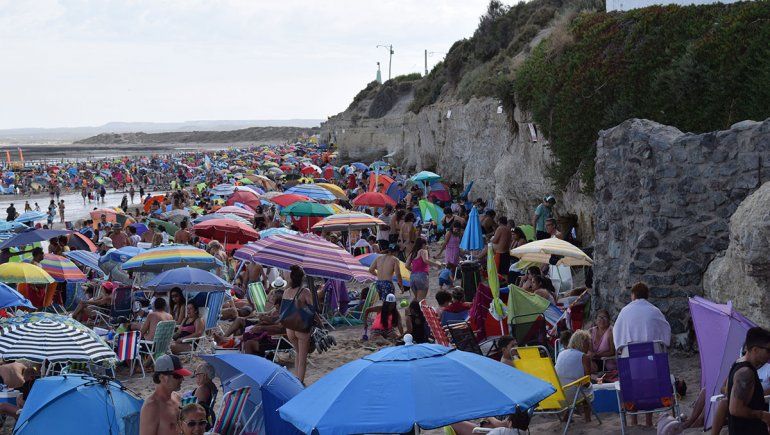 Acampan al pie del acantilado pese a las advertencias