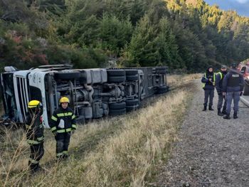 Intervino la Policía para ordenar el tránsito sobre la Ruta 40 donde volcó un camión chileno.