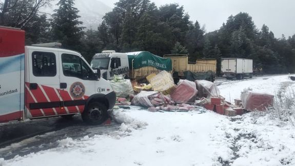 Ruta 40: volcó un camión con alimentos en Villa La Angostura