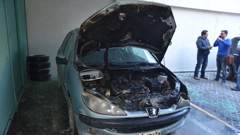 Se incendió un auto en la cochera de un edificio céntrico