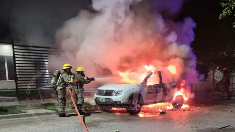 Impactante incendio en el barrio Santa Genoveva: una Duster fue destrozada por las llamas
