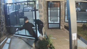 Quedaron registrados por las cámaras de seguridad cuando ingresaron a robar. Quedaron registrados por las cámaras de seguridad cuando ingresaron a robar.