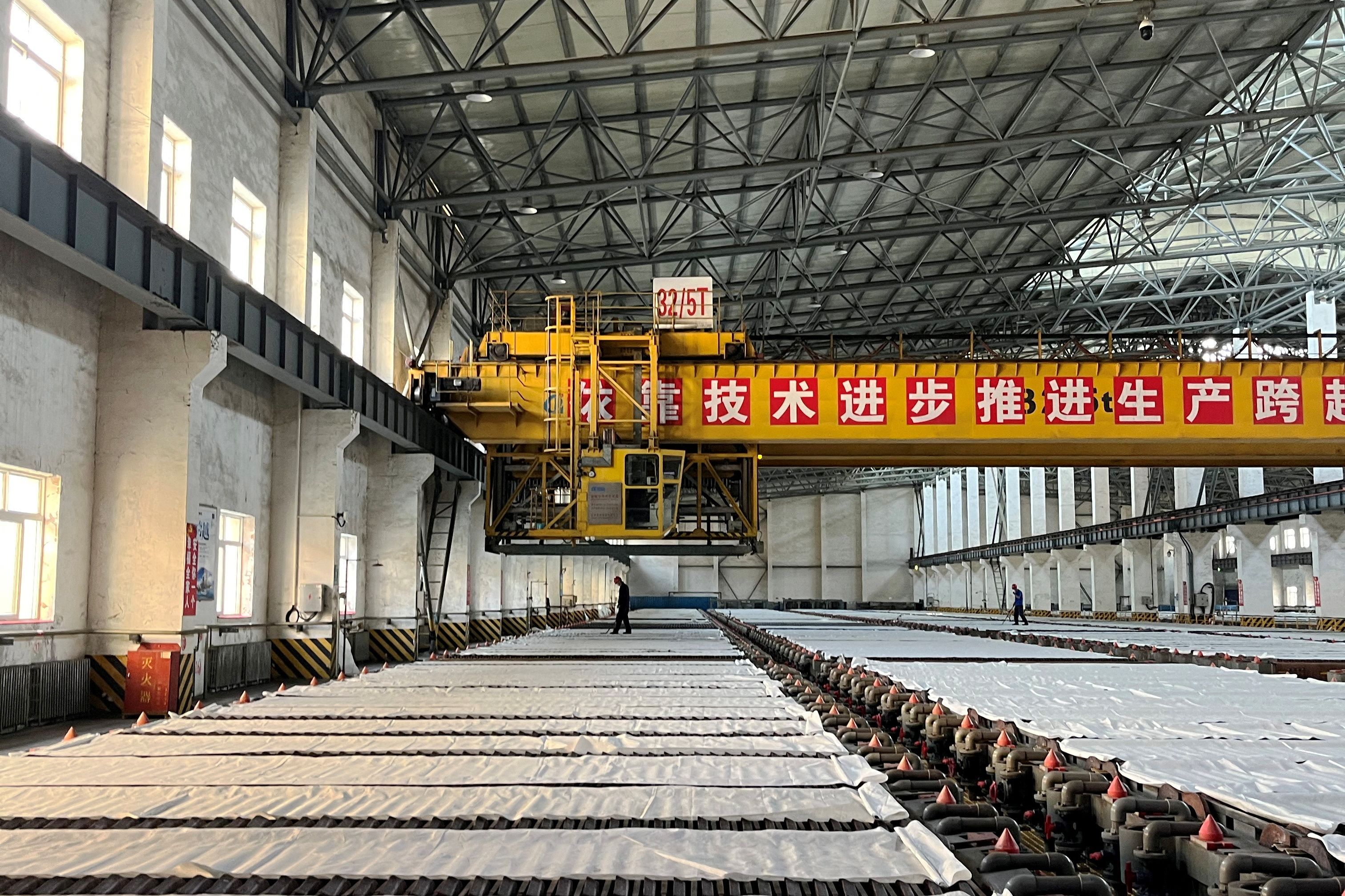 Foto de Archivo: Empleados trabajan en una fundición de cobre en Yantai, provincia de Shandong, China. REUTERS/Siyi Liu.