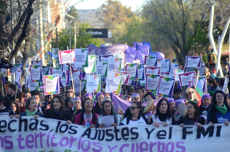 En 9 Fotos, La Marcha Feminista Pisó Fuerte En Neuquén