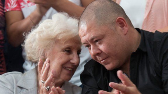 Estela de Carlotto, junto a Mario Bravo, ayer en conferencia de prensa.