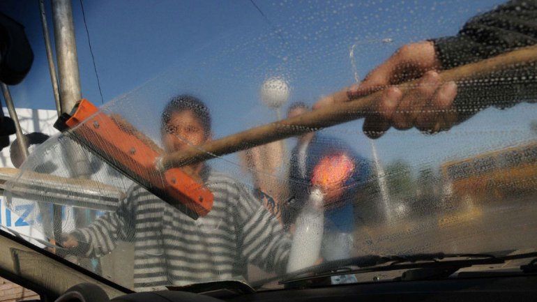 Un limpiavidrios lo golpeó porque no le dio plata