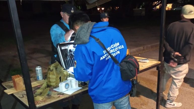 Detenido por vender drogas en un puesto de artesanos