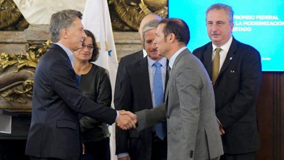 El gobernador, ayer, durante la firma de un convenio con Mauricio Macri.