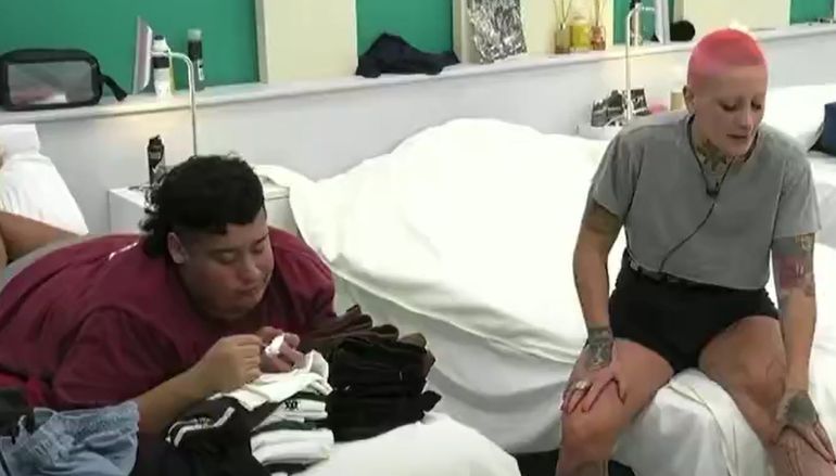 Manzana de Gran Hermano se abrió con Furia y le contó que tiene un dolor en su zona íntima. Manzana de Gran Hermano se abrió con Furia y le contó que tiene un dolor en su zona íntima.