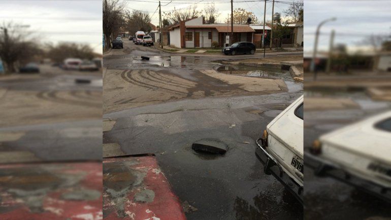 En el barrio La Sirena los vecinos tienen que usar el baño de Jumbo porque rebasan las cloacas