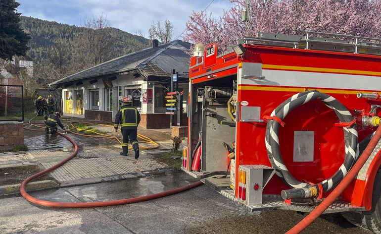 El incendio fue rápidamente controlado por los bomberos.