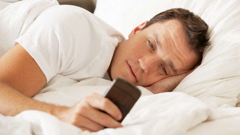 Especialistas de La Escuela de Sueño de Londres advierten que dormir con el celular cerca es malo