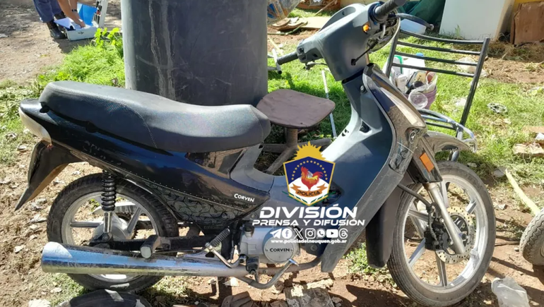 Les cayó la Policía por un tiroteo y tenían una moto robada y droga